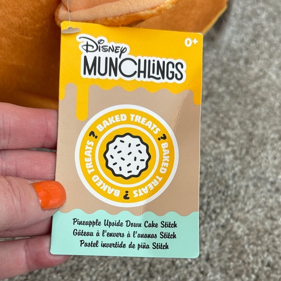 Disney Munchlings Pineapple Upside Down Cake Stitch NWT - Picture 6 of 11